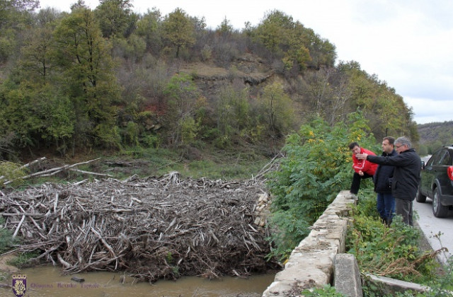 Кметът Даниел Панов огледа последиците от високите нива на реките в общината