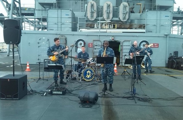 Оркестърът на VI американски флот свири за ученици от Музикалното