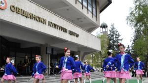 Мажоретките със сребърна купа от Търновска царица