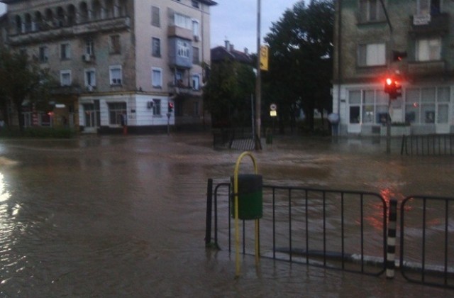 Пътят за с. Черногорово до новия надлез- метър под вода