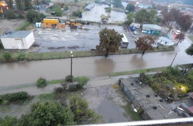 Река Хасковска преля, кръстовища и улици са под вода