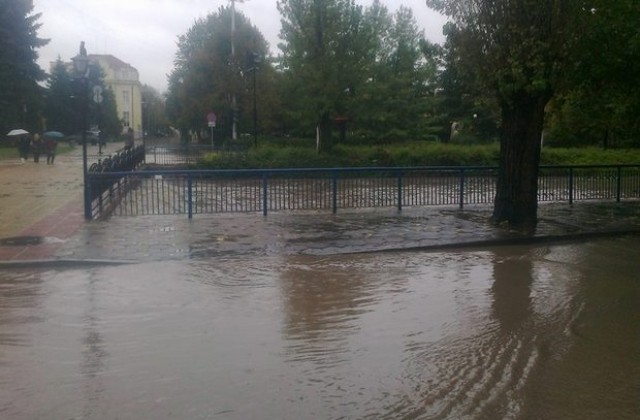 Река Хасковска преля. Зеленчуковият пазар, кръстовища и улици под вода