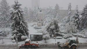 Автомобили с летни гуми предизвикаха тапи по улиците на В