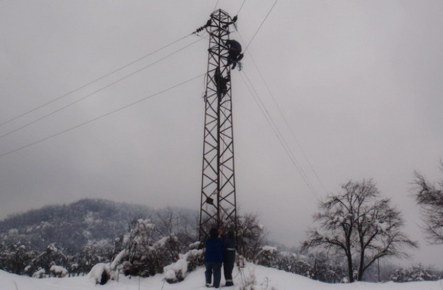 5 електропровода прекъсна първият сняг в Троян