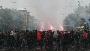 Полицията задържа общо 70 души преди и след мача между