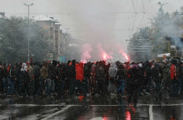 Полицията задържа общо 70 души преди и след мача между Левски и ЦСКА
