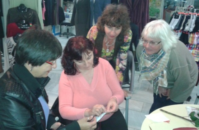 Изработване на шита дантела демонстрира работилница Седянка