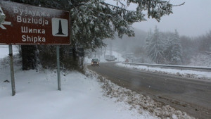 Синоптиците предупреждават че снеговалежите в региона няма да спрат