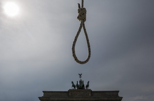 Екзекутираха млада жена в Иран за убийството на изнасилвача й