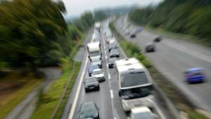 Светеща магистрална маркировка се зарежда от слънчевите лъчи