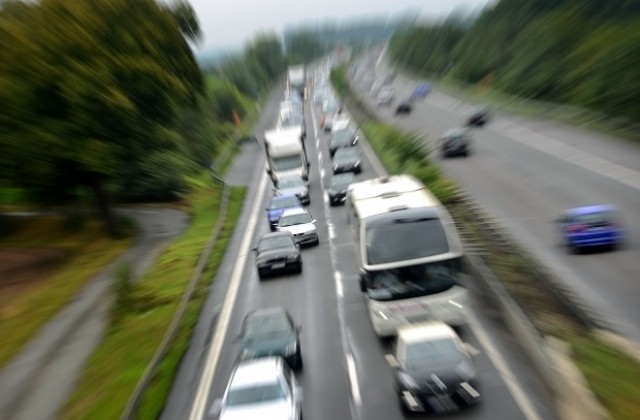 Светеща магистрална маркировка се зарежда от слънчевите лъчи