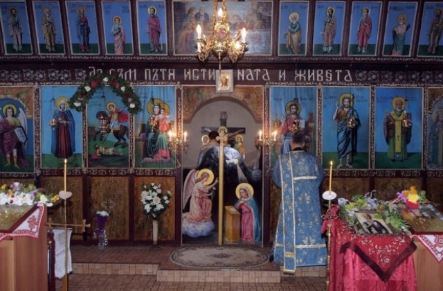 Свети Димитър язди бял кон, а снежинките падат от бялата му брада