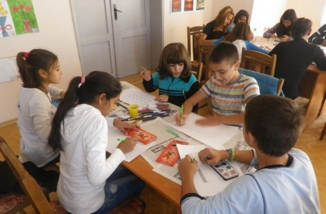 Деца рисуваха за празника на Болярово
