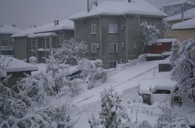 Десетки населени места в Габровско все още са без ток, снегът не спира да вали