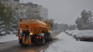 15 машини са чистили града през нощта