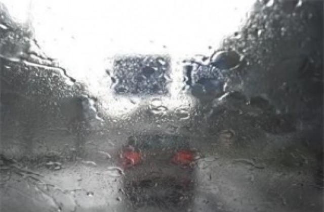 Пътищата са отворени за движение, няма сигнали за бедстващи