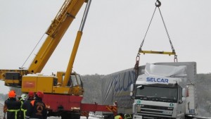 Румънски ТИР увисна над пропаст на моста при с Писанец