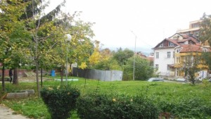 Паметникът на Стоян Венев до галерията на Майстора