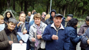 Жители на Мъдрец и Обручище се събраха пред Митрополията в