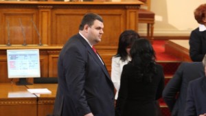 Пеевски внесе проектозакон за кредитните институции