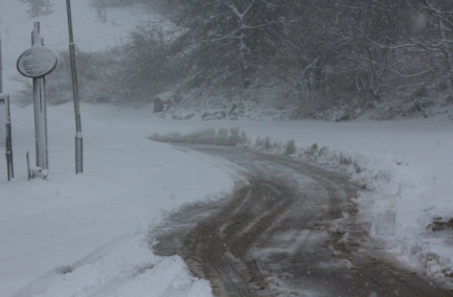 Близо 13 000 домакинства още са без ток след първия сняг