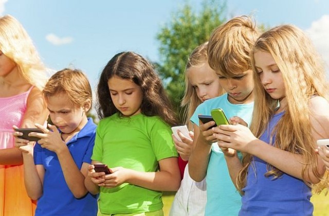 Децата стават зависими от смартфоните