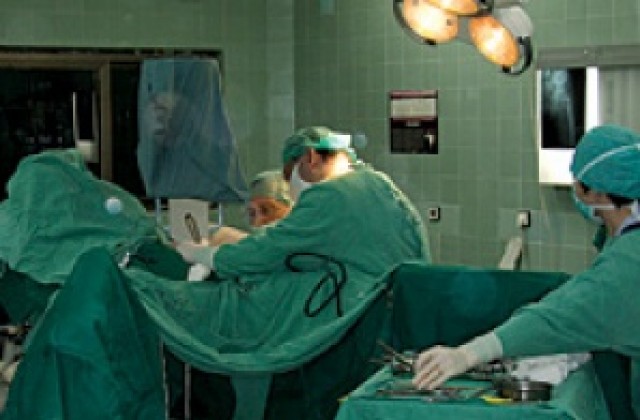 Момиче бере душа след удар от влак