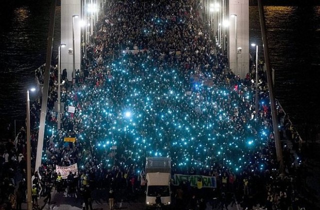 Десетки хиляди протестираха в Будапеща срещу данък интернет