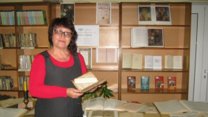 Екземпляр на Рибния буквар в изложба в читалище Зора Дупница