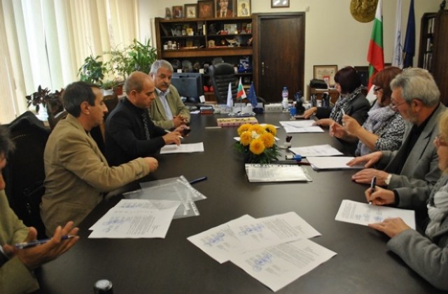 Кметът подписа двугодишен колективен трудов договор с работодатели и синдикати