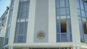 Съдът отмени общинска глоба за миене на плочки и намали