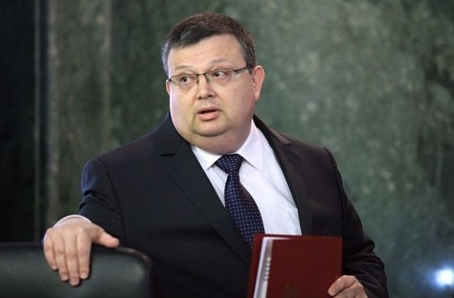 Цацаров иска имунитета на поне петима депутати