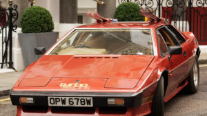 Спортна кола се движи с лекота под водата