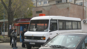 Автомобили паркират безразборно в района на началната спирка в жк