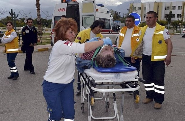 15 загинали и 27 ранени в автобусна катастрофа в Турция