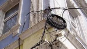 Три акта за висящи кабели са наложили от общината