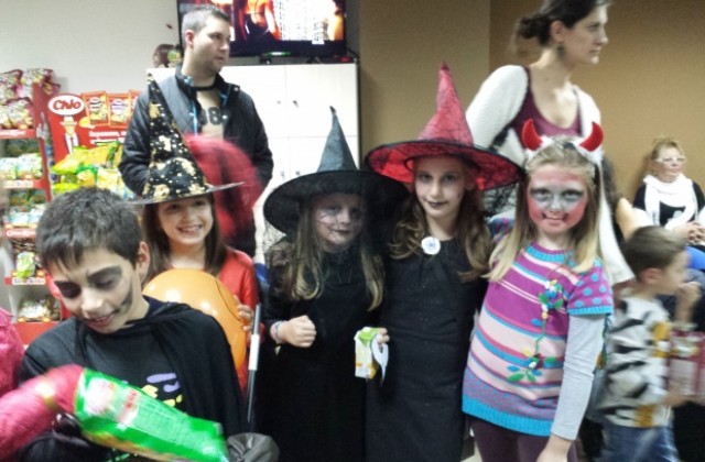 Зомбита, вещици и привидения се забавляваха в Ун Бесо за Хелоуин