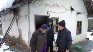 Спасиха дядо от срутваща се къща