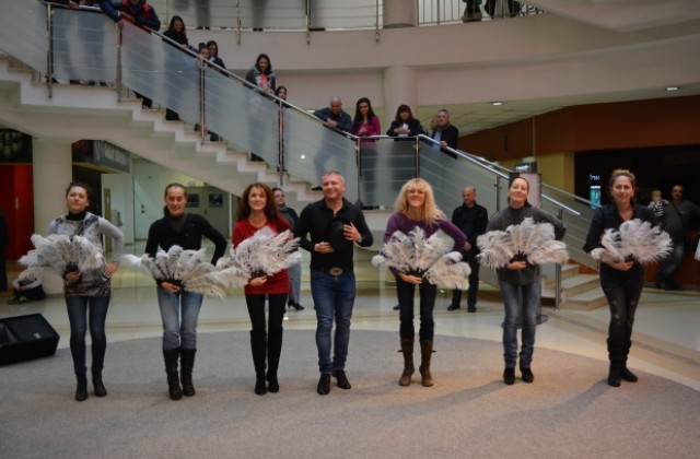 С валс и чардаш артисти канят на премиера