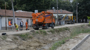 Продължава почистването на деретата в Приморски
