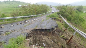 Свлачище затвори път в Асеновград