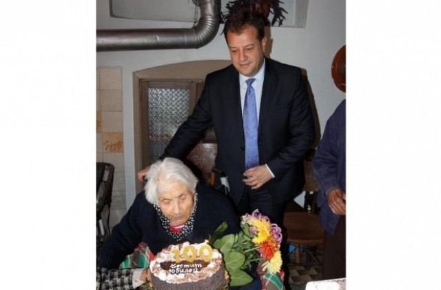 Кметът Даниел Панов поздрави столетница за рождения й ден