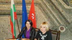 Мая Манолова дарява първата си заплата за детска площадка