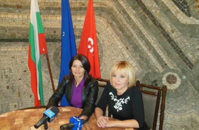 Мая Манолова дарява първата си заплата за детска площадка