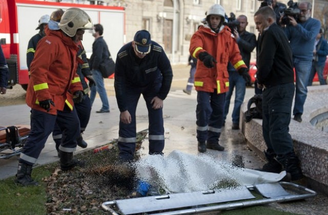 Жена се самозапали пред президентството, лекари се борят за живота й