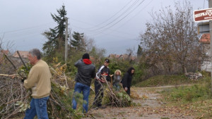 Доброволци от общината в Казанлък помагат на Шипка