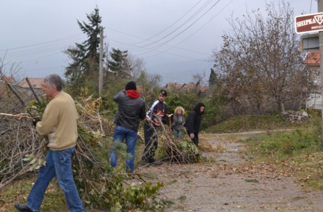 Доброволци от общината в Казанлък помагат на Шипка