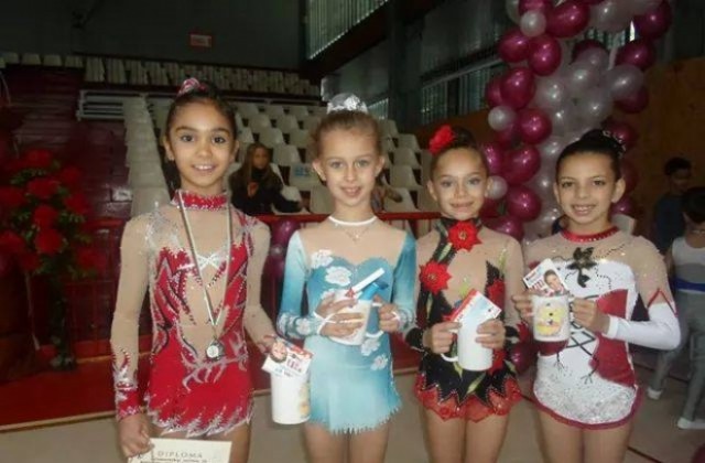 Рая Сръндева и Рая Александрова с отличия за Олимпик от Дунавска перла