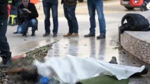 Самозапалилата се пред президентството е в критично състояние и с