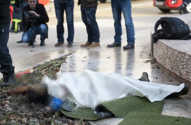 Самозапалилата се пред президентството е в критично състояние и с 90% изгаряния